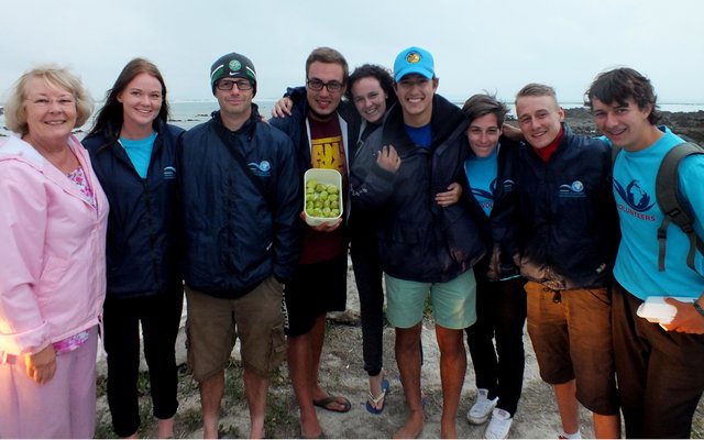 Agt oorsese toeriste het aan vanjaar se Skemerstap deelgeneem, met die organiseerder, Francia van Dyk links